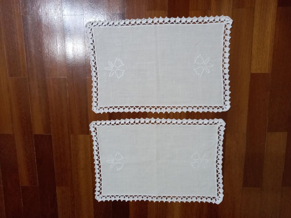 Toalha e panos de linho e crochet bordados em ponto de grilhão