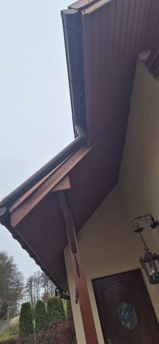 Montaż podbitek dachowych