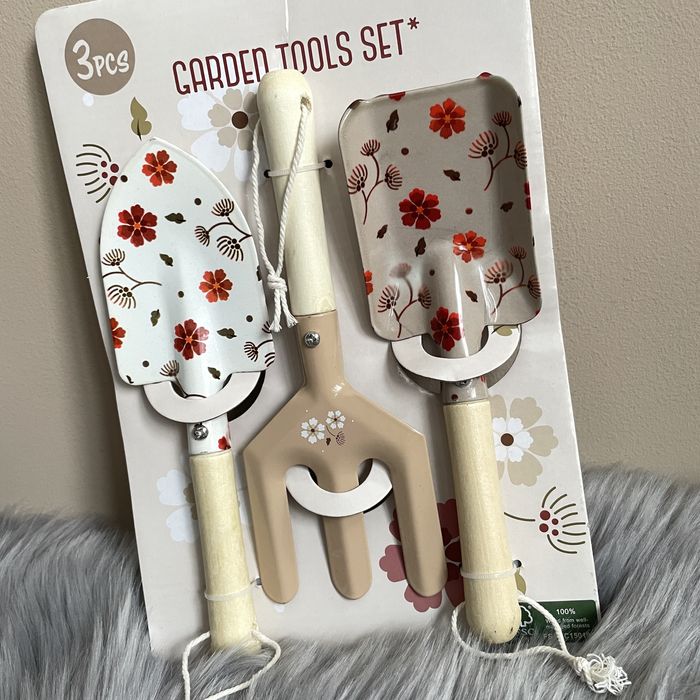 Zestaw narzędzi ogrodniczych metal drewno kwiaty beż brąz