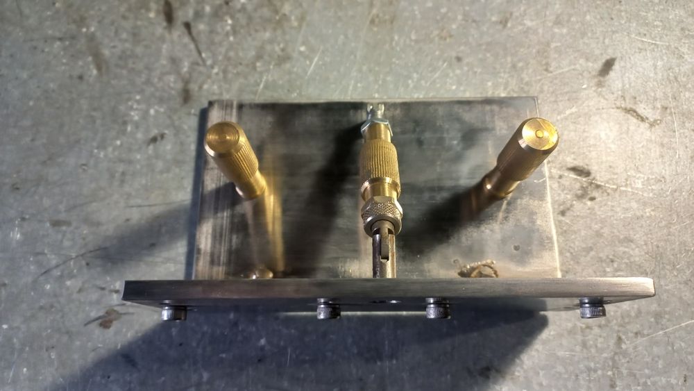 Пристрій для виготовлення спусків для ножів.