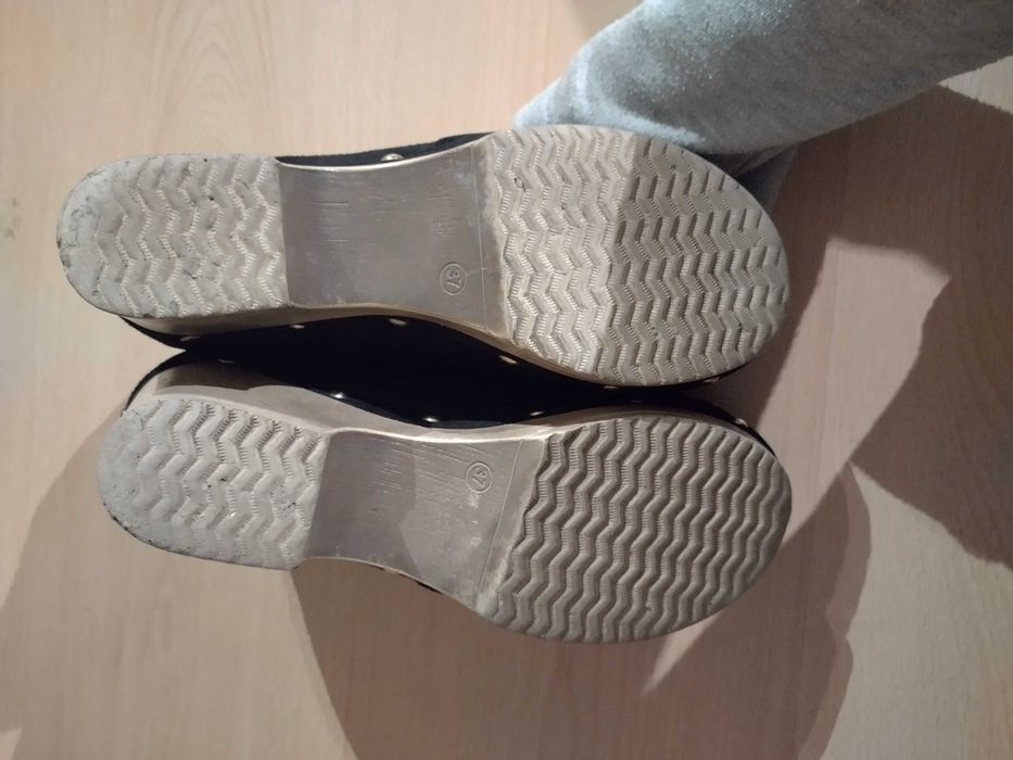 Sapatos pretos de outono