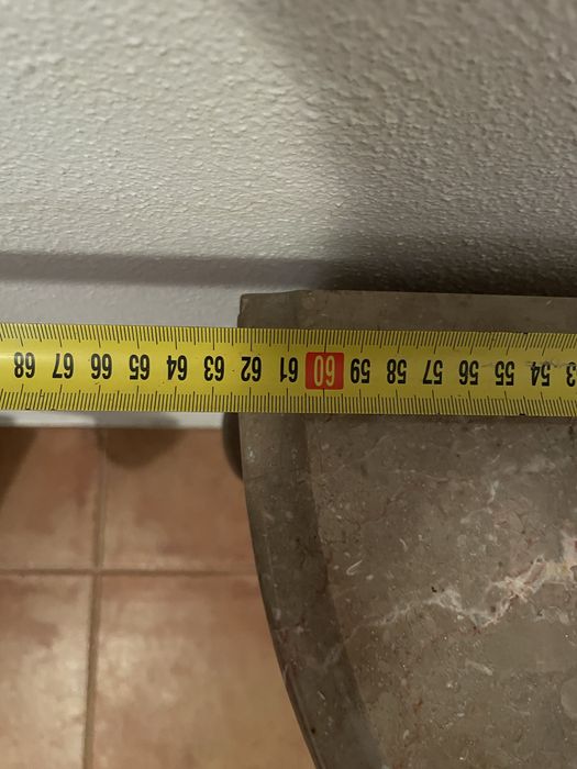 Mesa de apoio com tampo em pedra