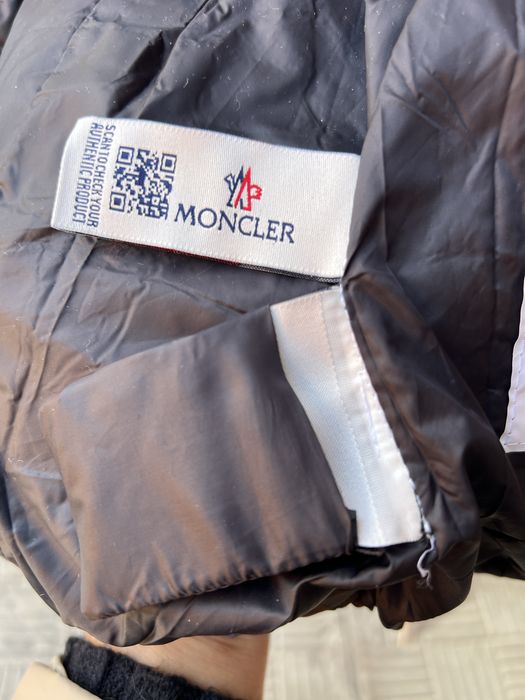 Чорний жіночий укорочений пуховик Moncler