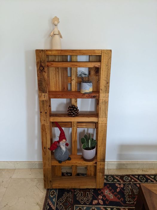 Prateleira feita de palete