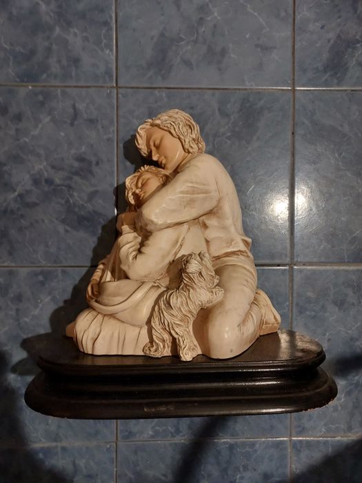 estatueta de um casal a dar um abraço