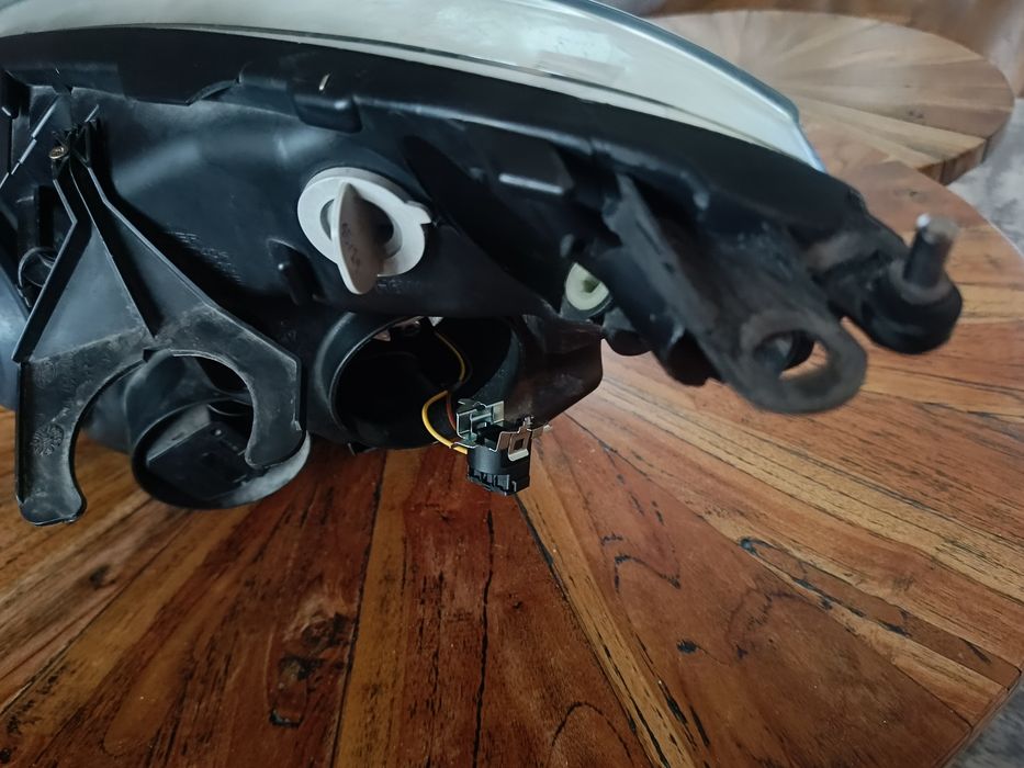 Sprzedam lampę prawy przód citroen C4 Picasso lift