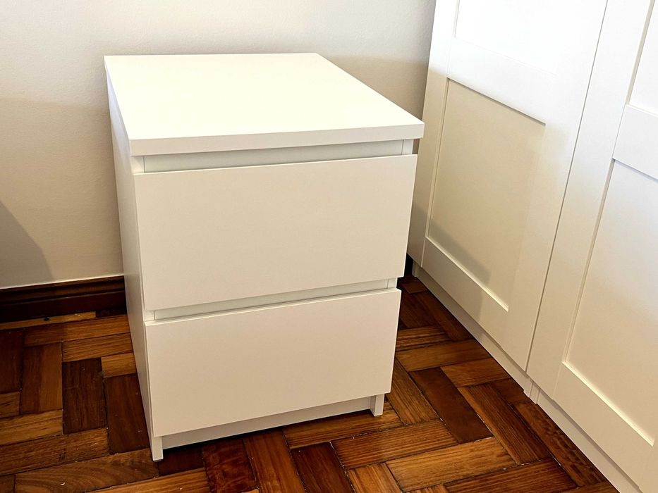 2 Mesas de Cabeceira IKEA MALM Brancas – Excelente Estado
