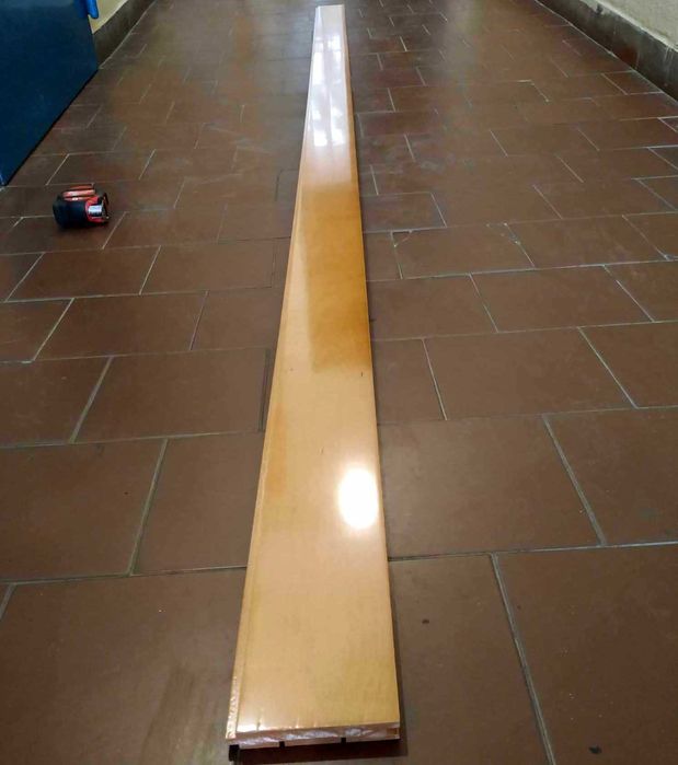 Tabuas novas de madeira com verniz