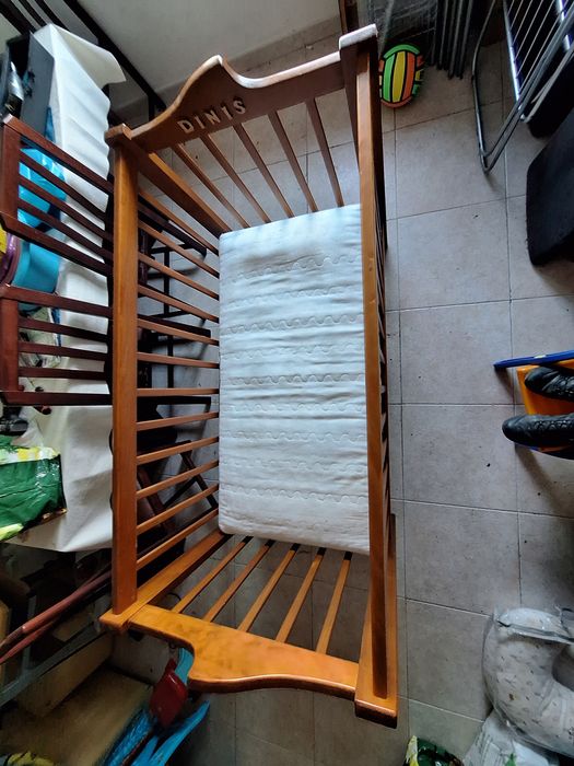 Cama de bebé em madeira