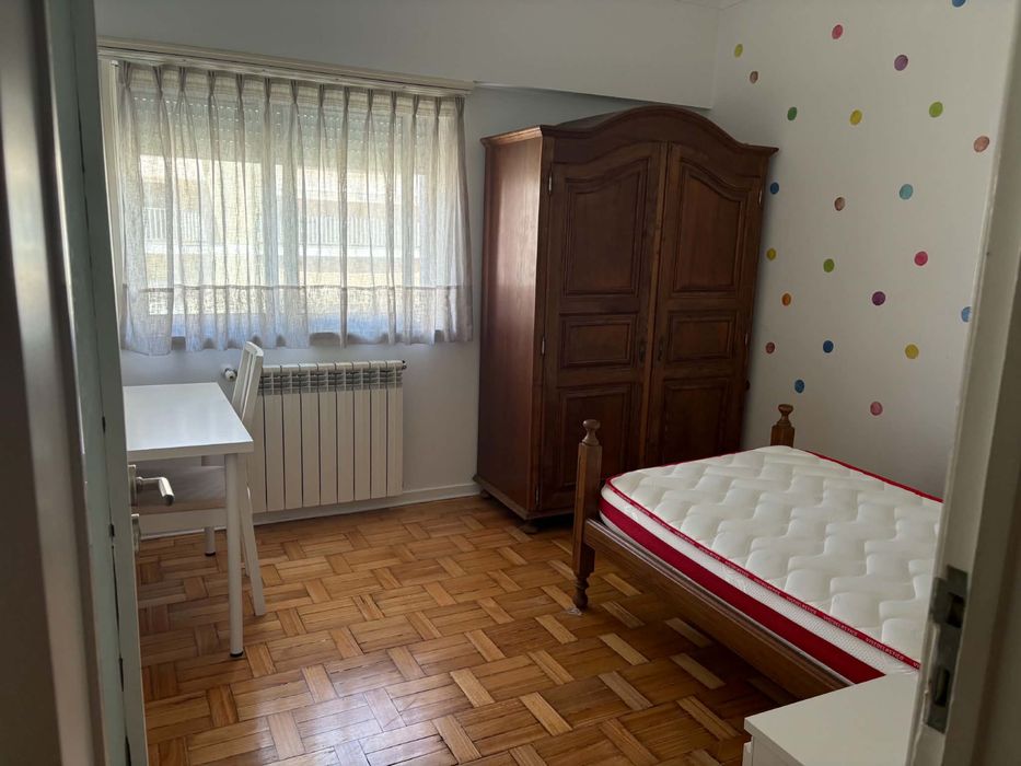 Quarto em apartamento renovado