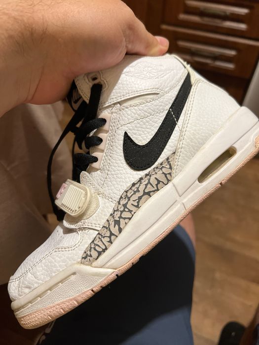 Підліткові/жіночі кросівки Nike Air Jordan Legacy