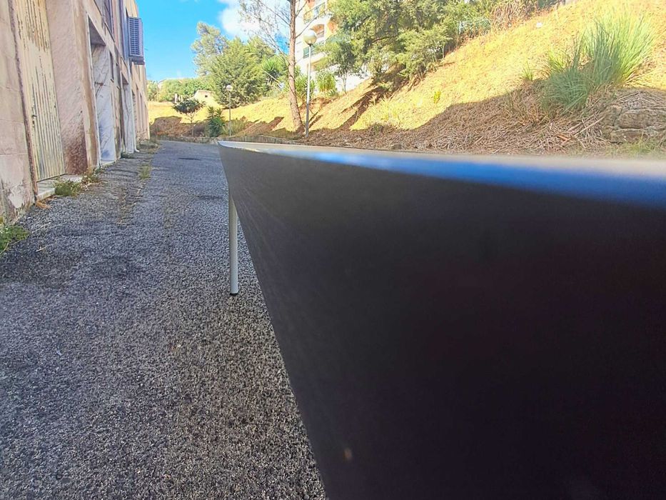 Mesas escolares usadas na formação crianças jovens ATL Centro Estudos