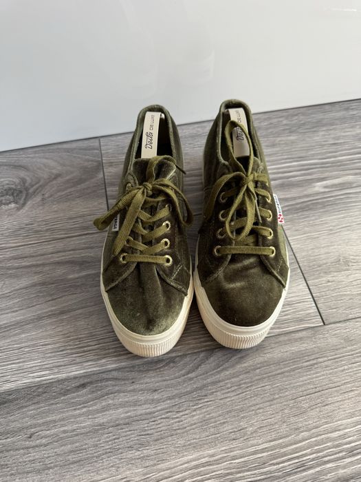 Welurowe trampki na platformie Superga 38