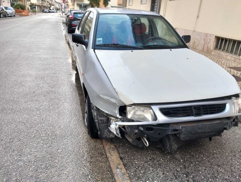 Vendo um SEAT Ibiza a gasolina, ano 1997. Carro bateu...