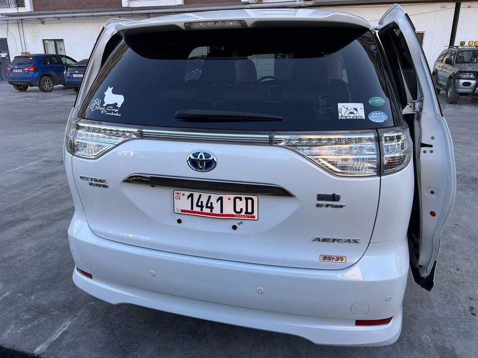 Toyota Estima Гібрид