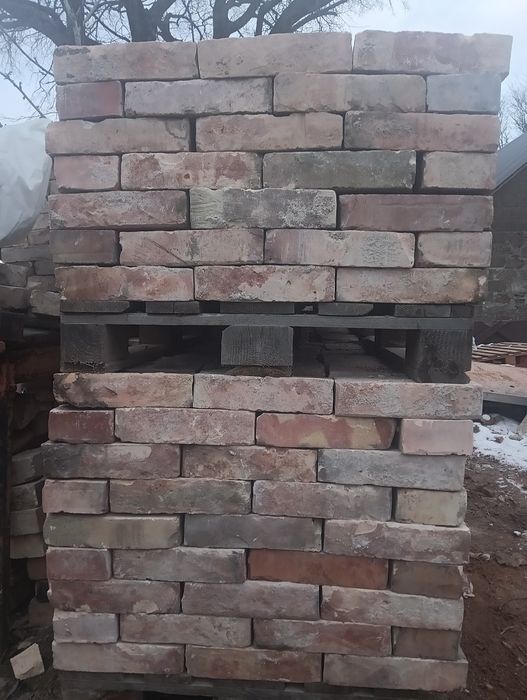 Stara cegła z rozbiórki