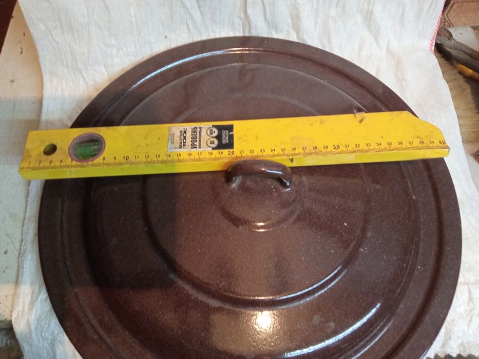 Кришка на каструлю великого розміру.