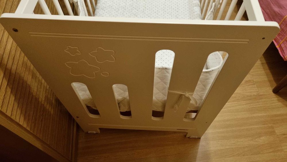 Cama de grades e fraldário