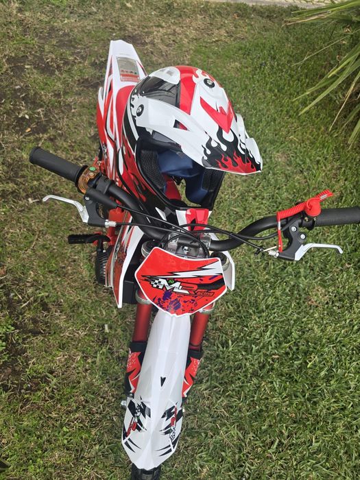 Capacete de criança novo dentro da caixa