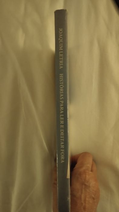 Joaquim Letria Histórias para ler e deitar fora
Joaquim Letria 
Histórias para ler e deitar fora
1ª edição 1987
Em bom estado. para ler e deitar fora