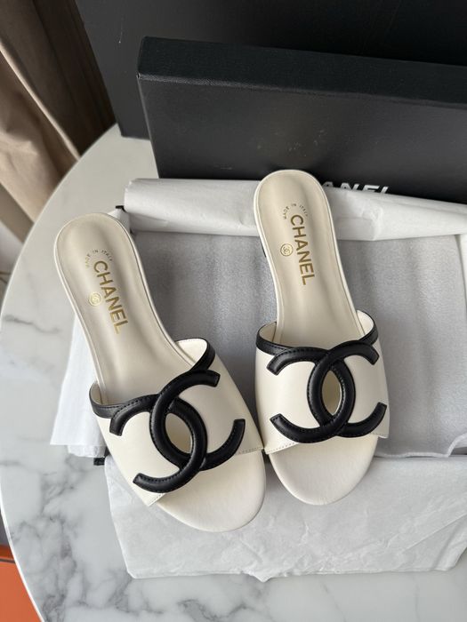 Klapki Chanel White Leather