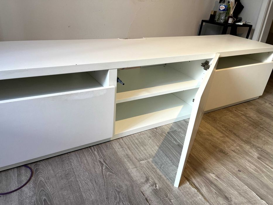 Móvel de TV IKEA branco com arrumação