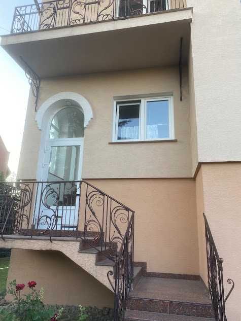 Продаж садиби з двох будинків під приватний пансіонат, готель у передмісті Львова
