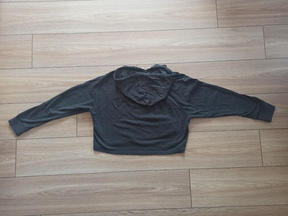 Krótka bluza z kapturem