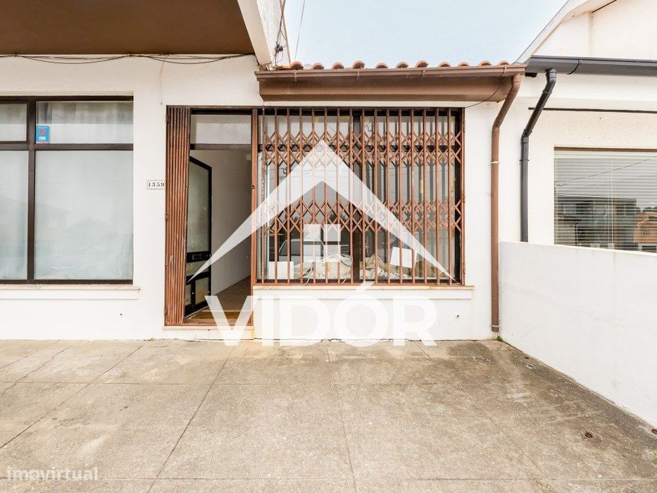 Loja com duas frentes solares em Paramos R/C com potencial para hab...