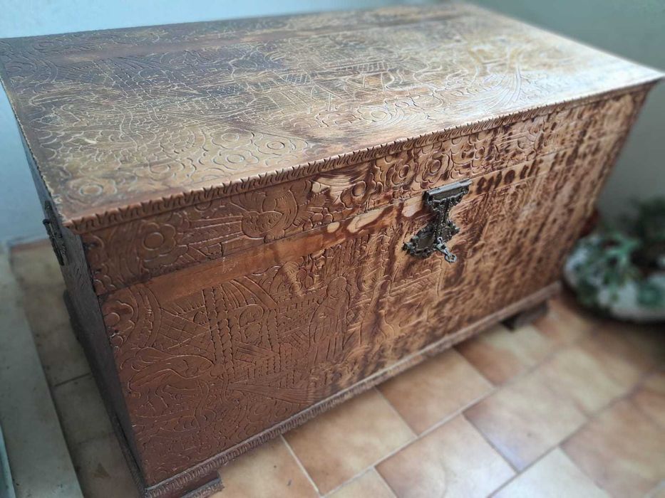 Arca antiga de madeira e quadro