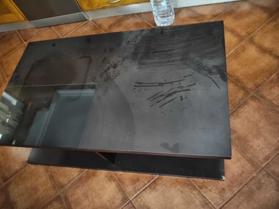 Mesa central de sala de estar e madeira maciça.