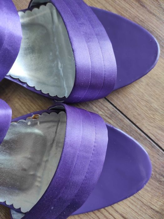 Buty fioletowe na obcasie