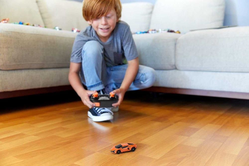 Машинка Хот Вілс Ламборгіні 1:64 на пульті управління Hot Wheels