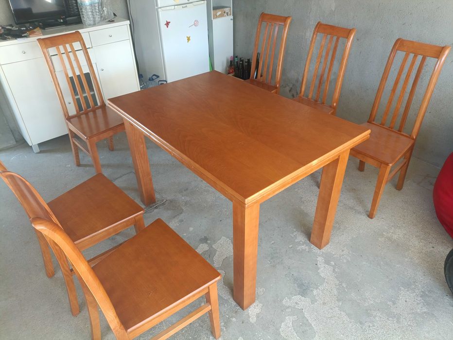 Mesa extensível em madeira maciça e 6 cadeiras