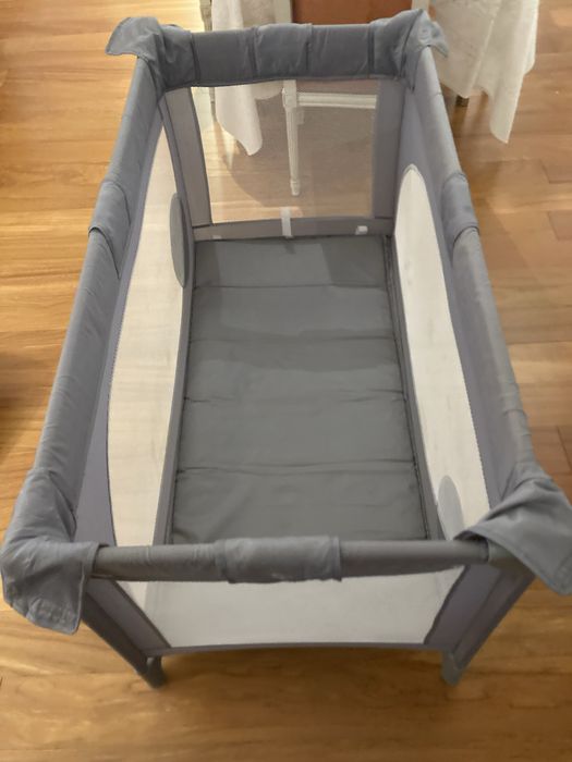 Cama de viagem de bebé com dois colchões