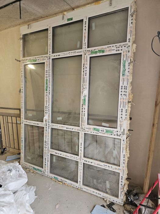 Окно металлопластиковое снято с новостроя трех секционное с дверью
