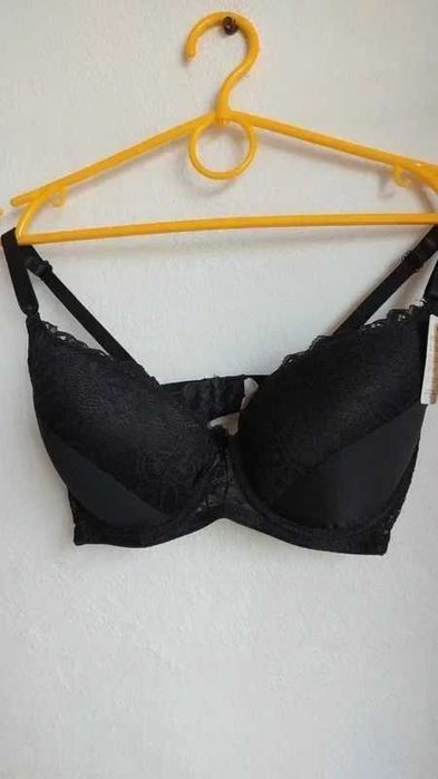 Biustonosz czarny usztywniany ozdobna koronka C 75