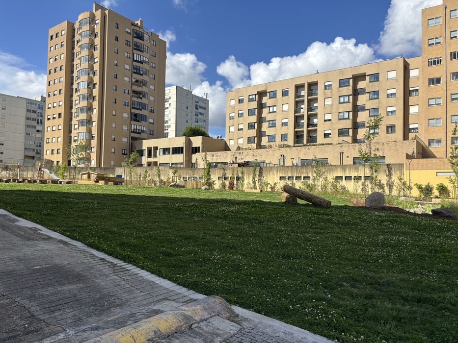 T2 Prelada com excelente localizaçao, estacionamento e ensolarado. Zona residencial calma, com jardins e parque infantil. Excelentes acessos.
