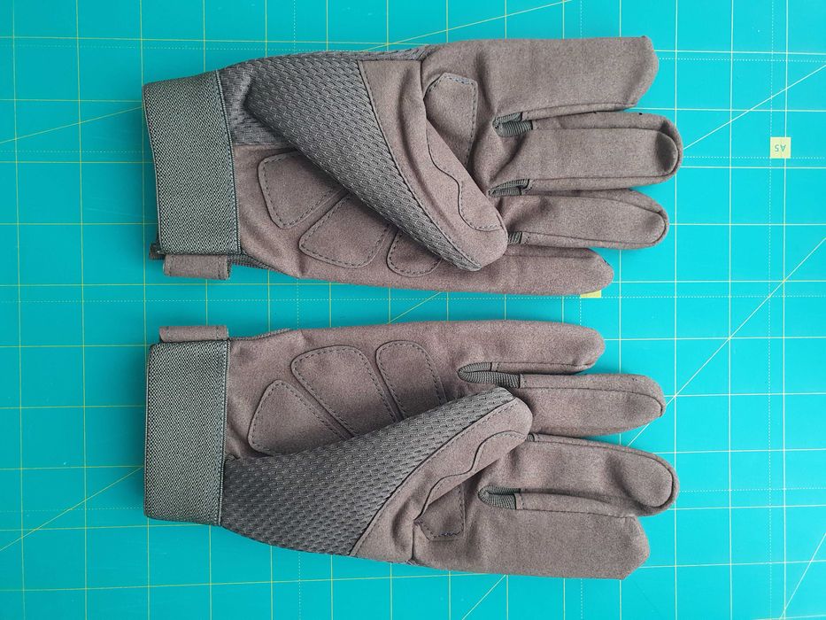 Перчатки зелёного цвета