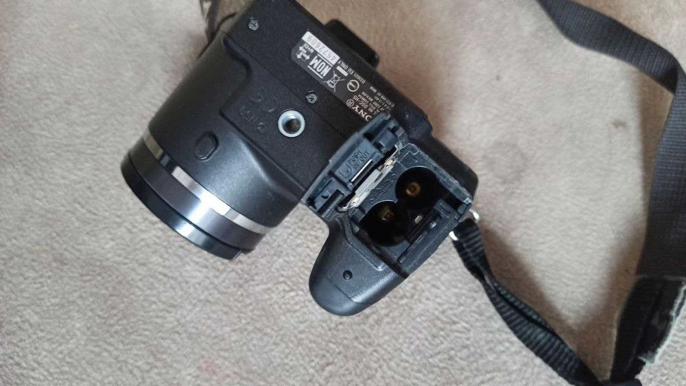 Напівпрофесійний фотоапарат SONY