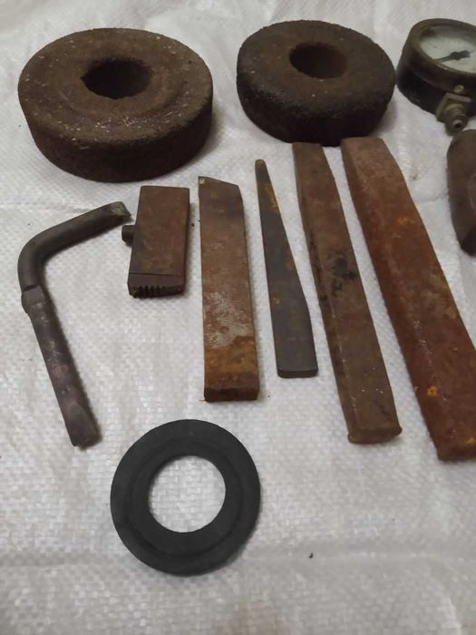 Зубило, пробойники, резец, точильный круг.