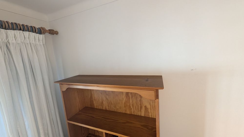 Quarto em pinho maciço - cama, mesa cabeceira, roupeiro, escrivaninha