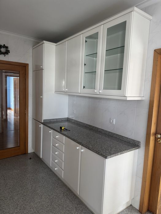 Cozinha usada lacada a branco em bom estado com pedra marmore e eletrodomesticos
