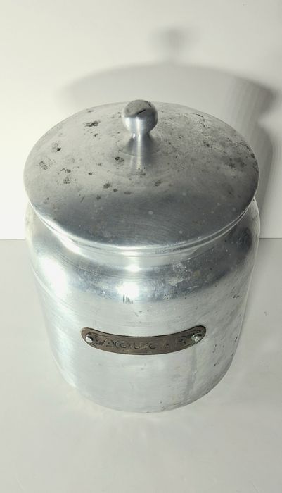 Frasco antigo de alumínio