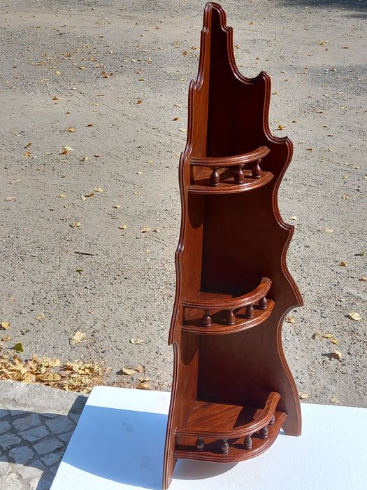 Movel de canto todo trabalhado em mogno