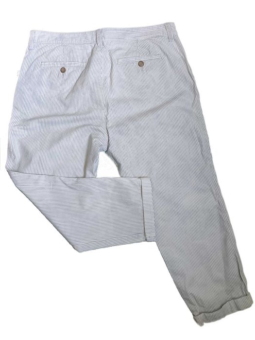 Укороченные джинсы-герлфренды из ткани с мелкой полоской от бренда GAP