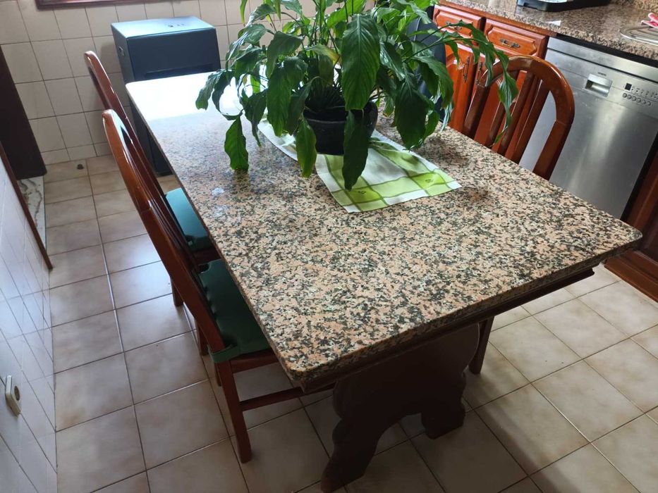 Mobília de cozinha completa com mesa, cadeiras e pedra em granito