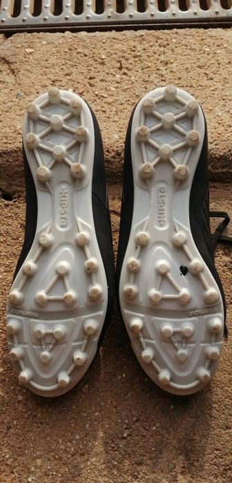 Chuteiras Kipsta e sapatilhas Adidas 
Sapatilhas Adidas, ve