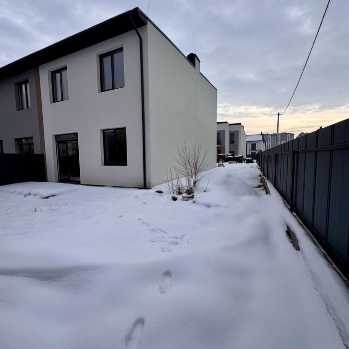 Продається готовий кутовий таунхаус з ділянкою 3 сотки у Крихівцях