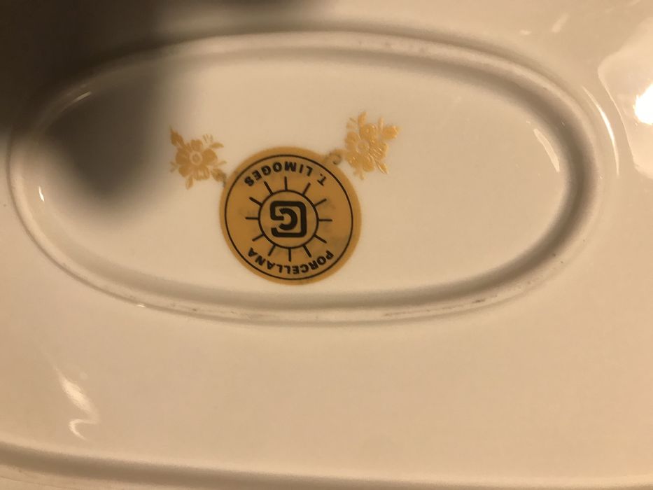 Louca antiga e de marca